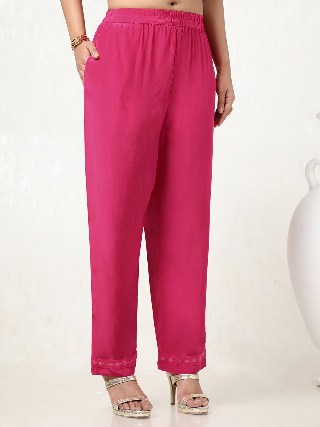 Dhiyona SO Women's Women Floral Printed Regular Beads and Stones Silk Crepe Kurta with Trousers
