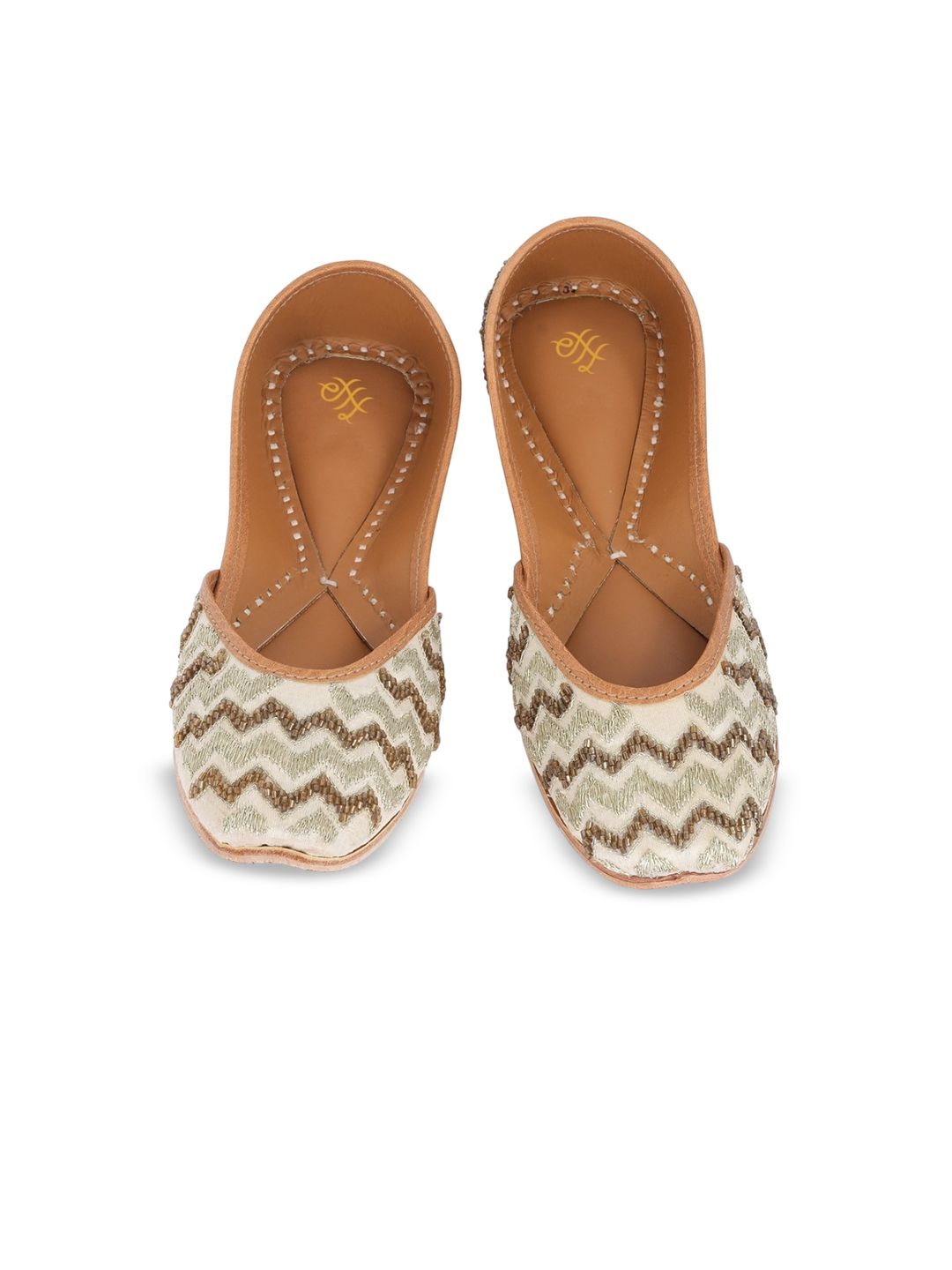 Dhiyona HOP Embroidered Slip-On Mojaris