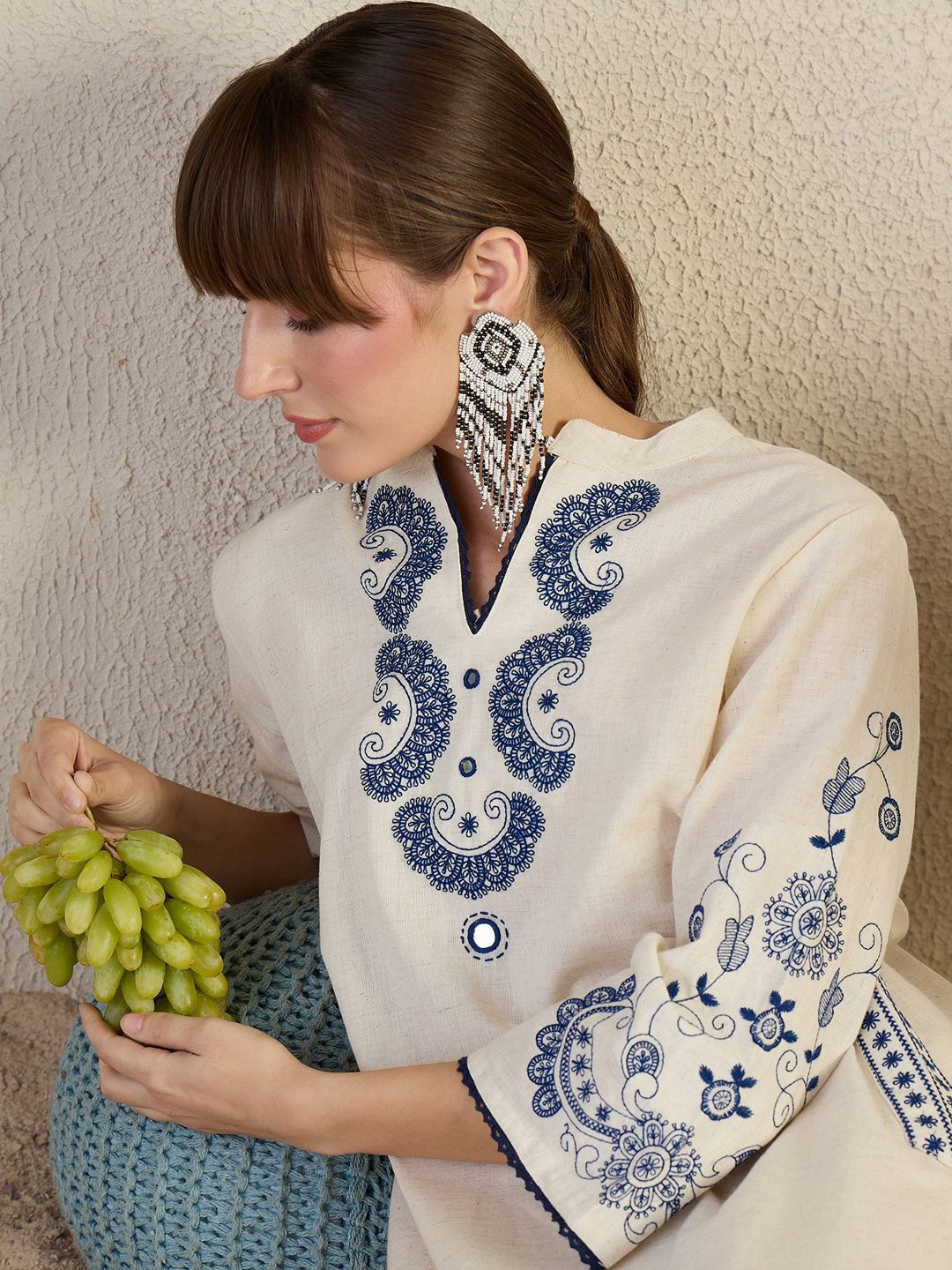 Women Ethnic Motifs Embroidered Kurta with Trousers
