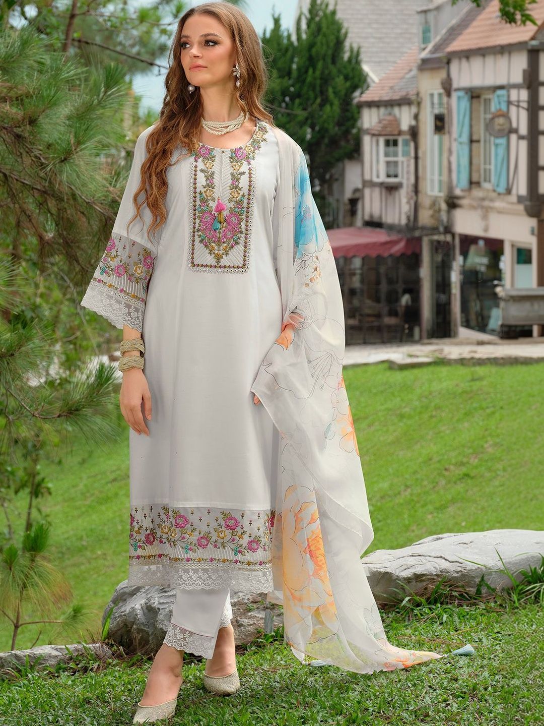 Women Floral Embroidered Regular Thread Work Liva Kurta with Trousers & With Dupatta