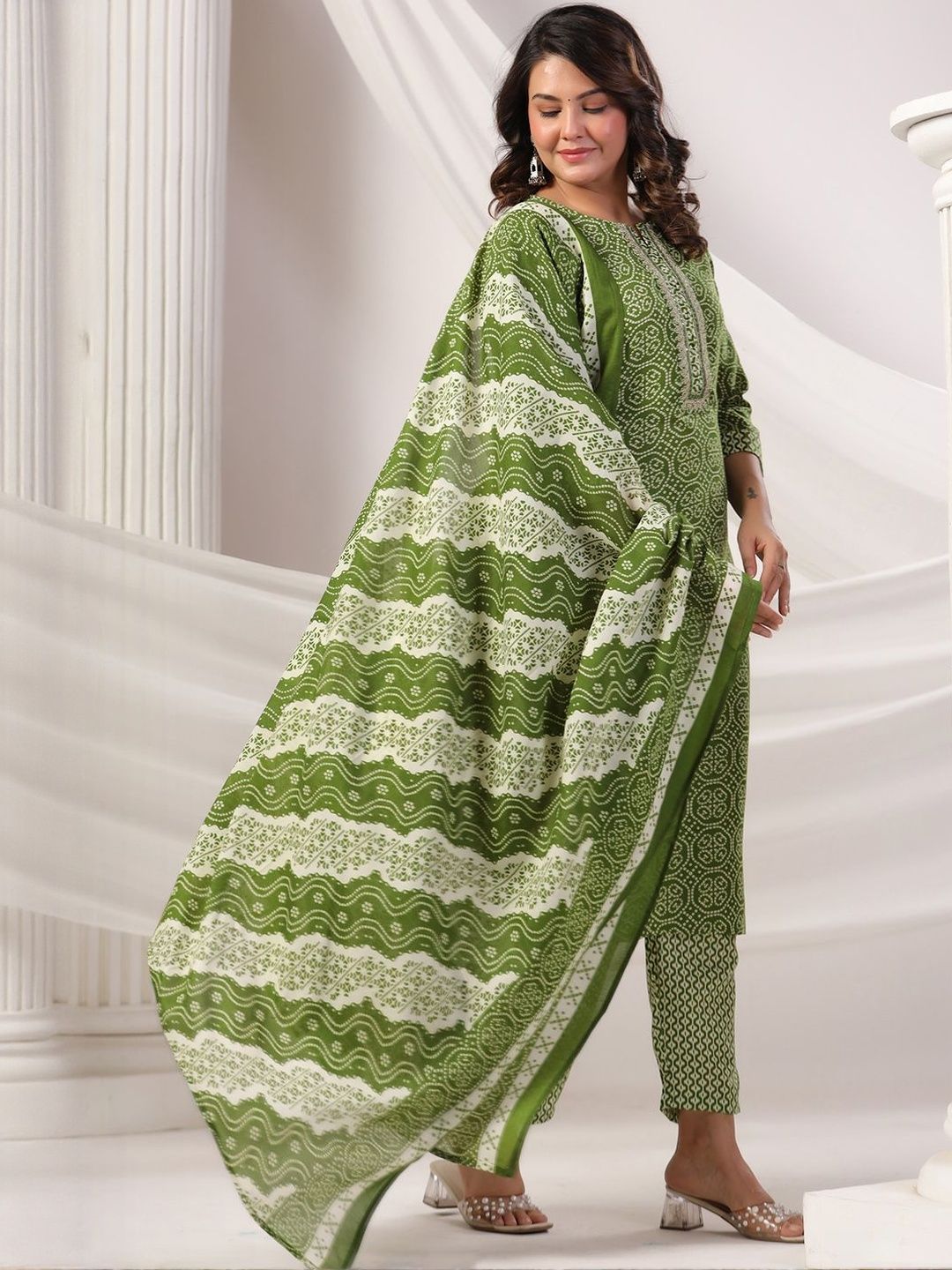 Women Printed Thread Work Pure Cotton Kurta with Trousers & Dupatta