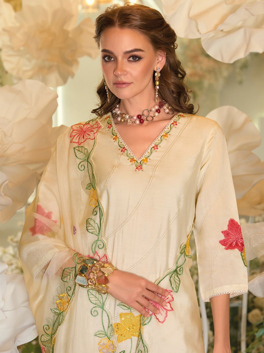 Women Floral Embroidered Regular Thread Work Kurta with Trousers & With Dupatta