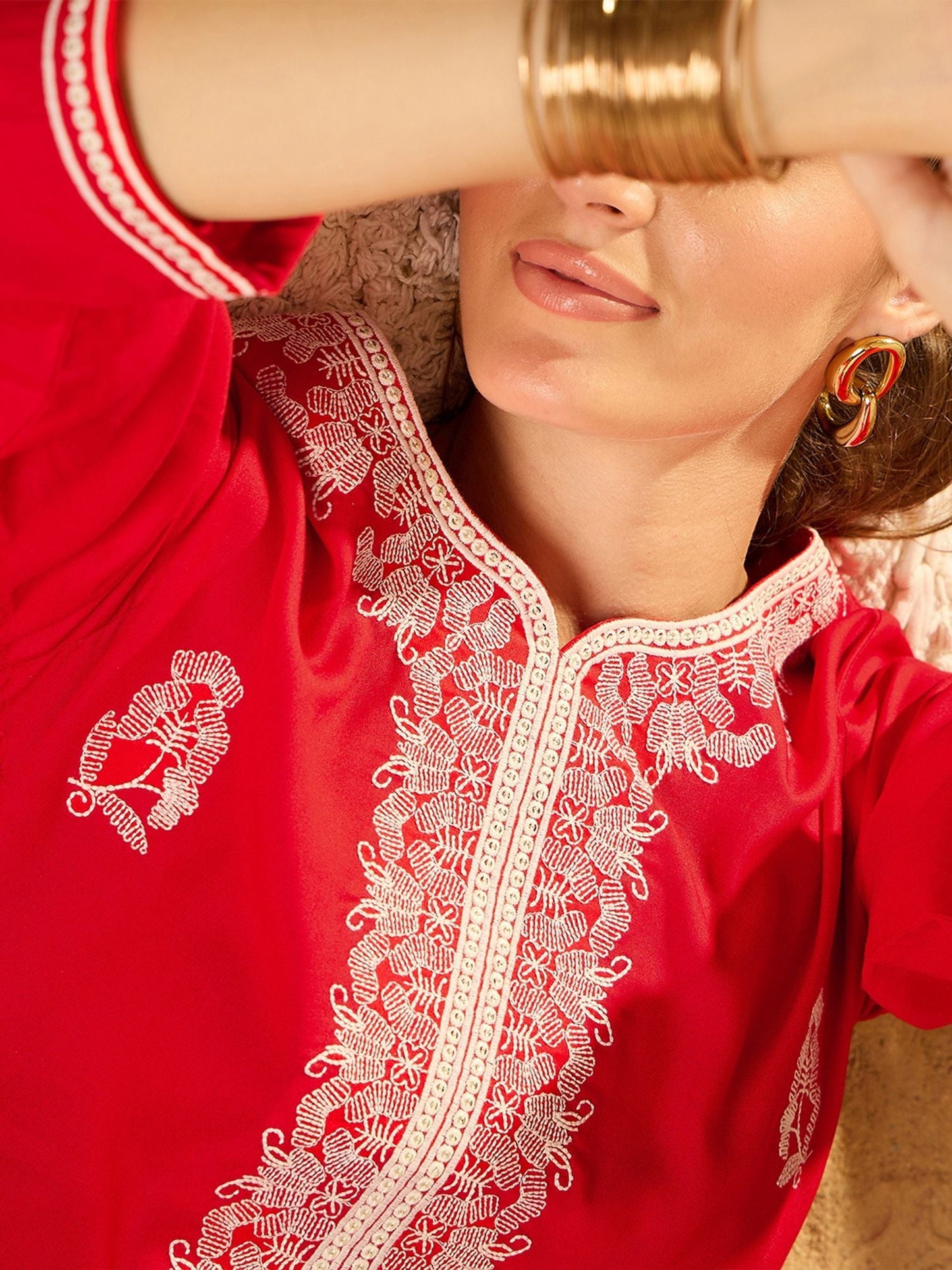 Dhiyona IE Floral Embroidered Sweetheart Neck Machine Weave Straight Kurta