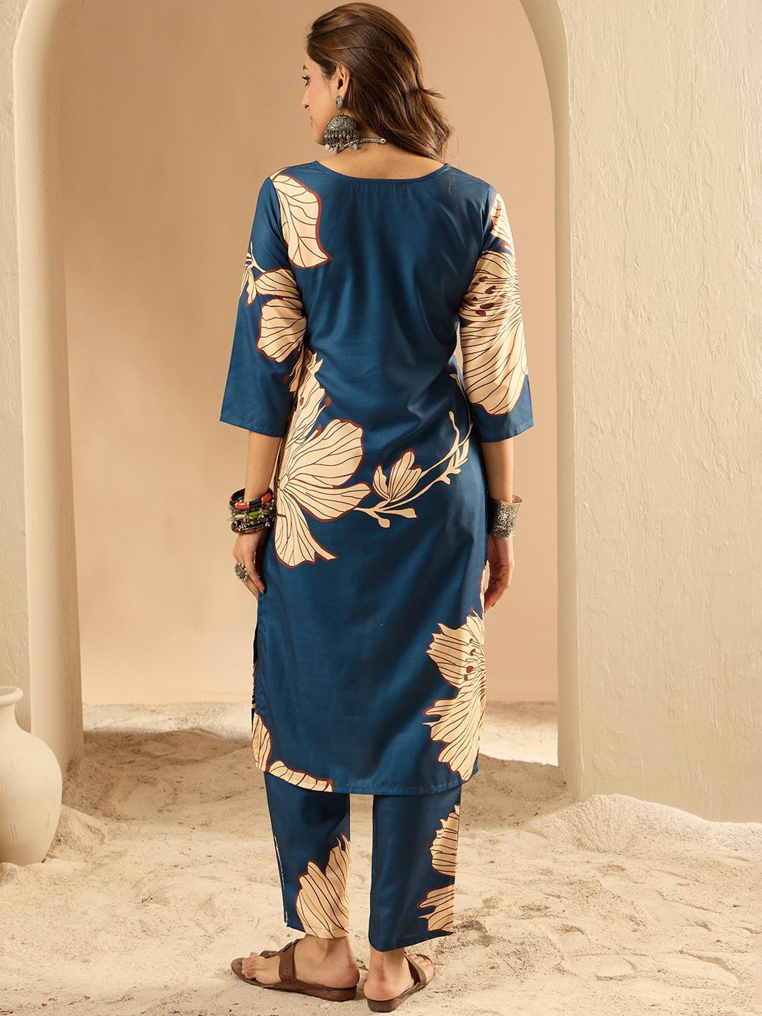 Dhiyona IE Women Floral Printed Straight Kurta with Trousers