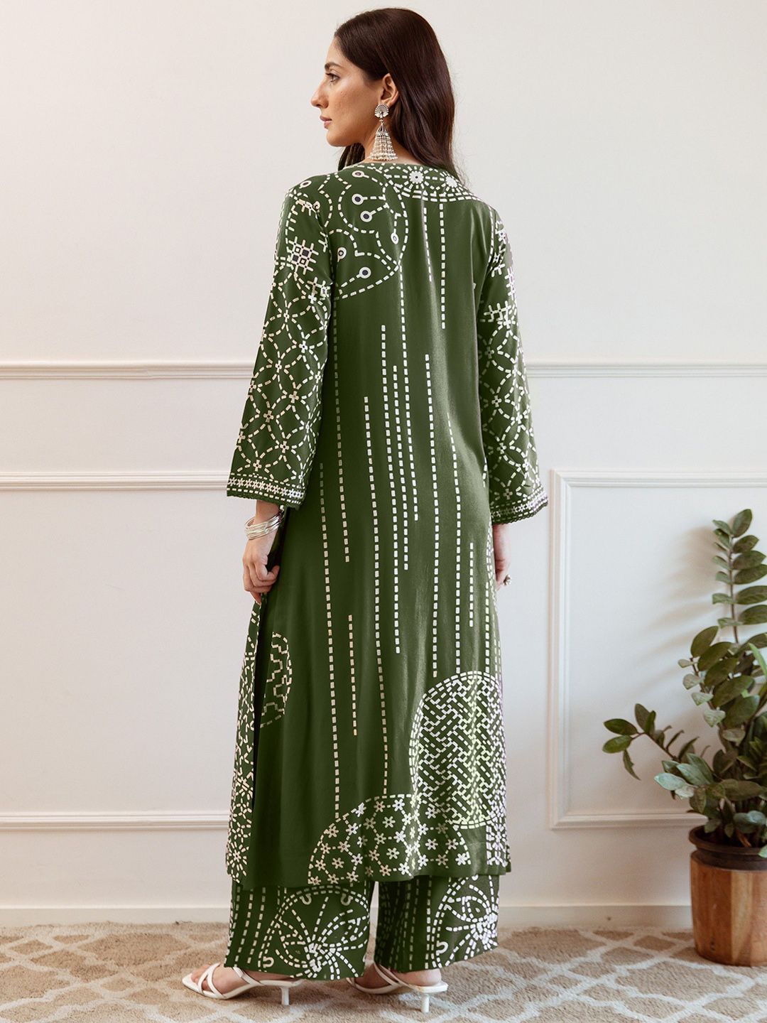 Dhiyona IE Women Printed Regular Beads and Stones Kurta with Trousers