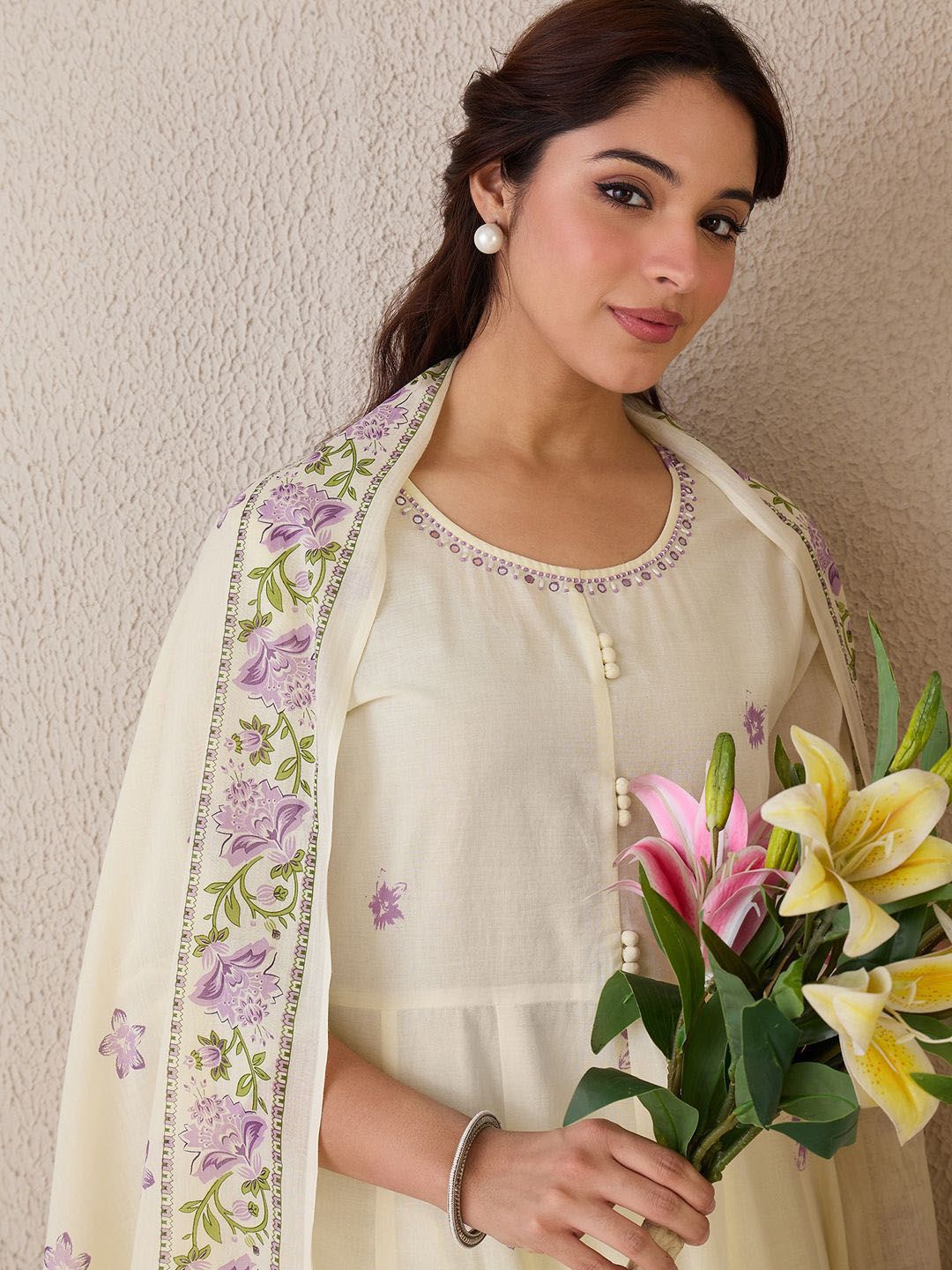 Dhiyona IE Women Floral Printed Regular Beads and Stones Pure Cotton Kurta Set