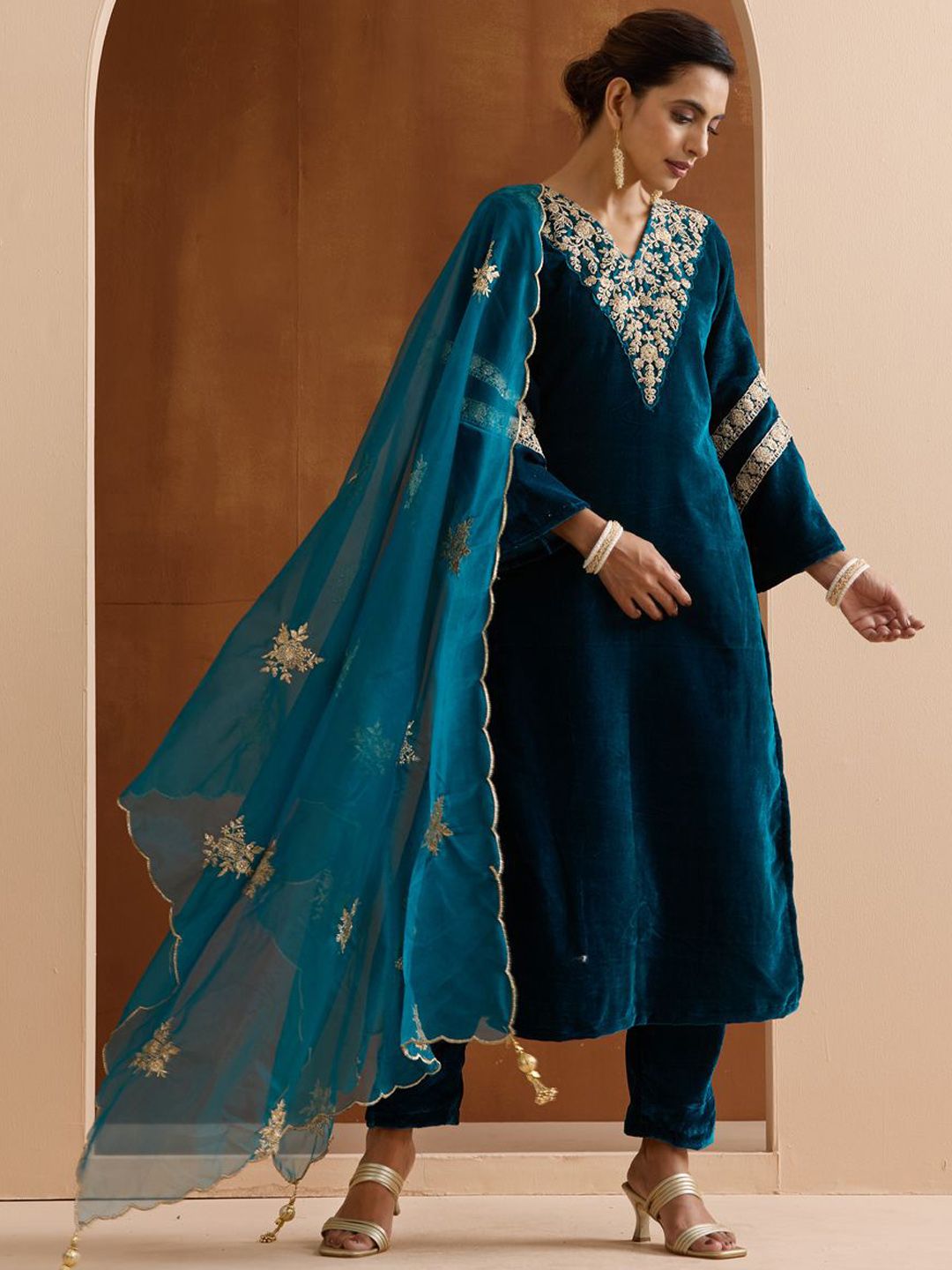Dhiyona IS Women's Women Floral Embroidered Regular Thread Work Velvet Kurta with Trousers & With Dupatta