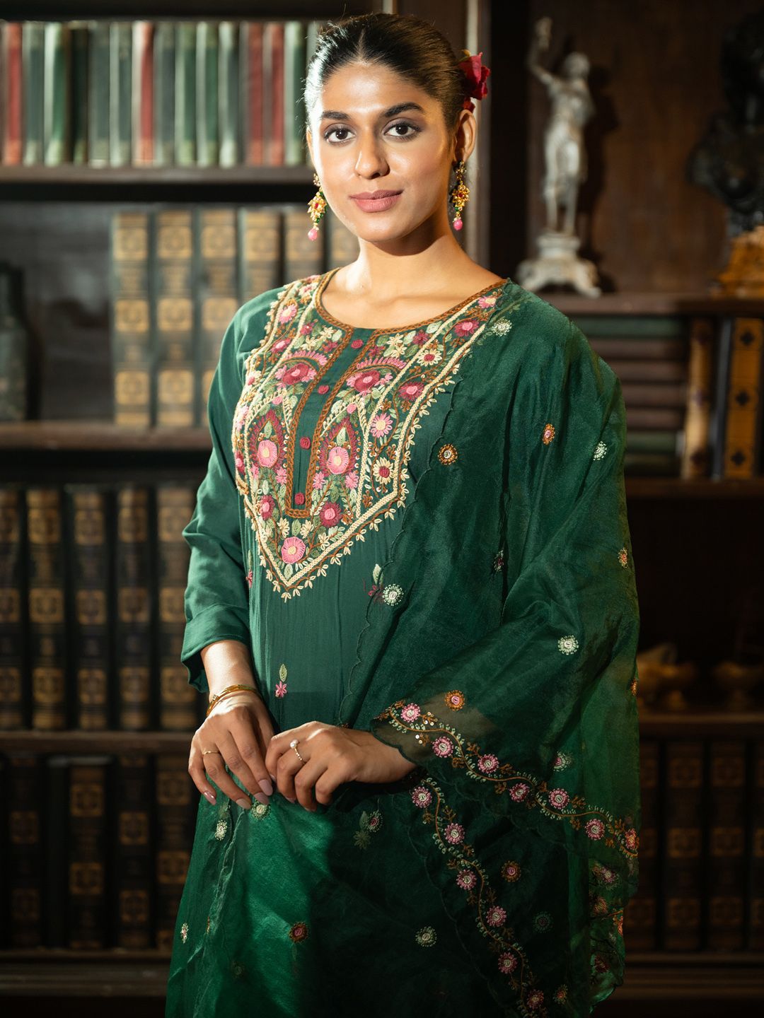 Women Floral Embroidered Straight Kurta Set