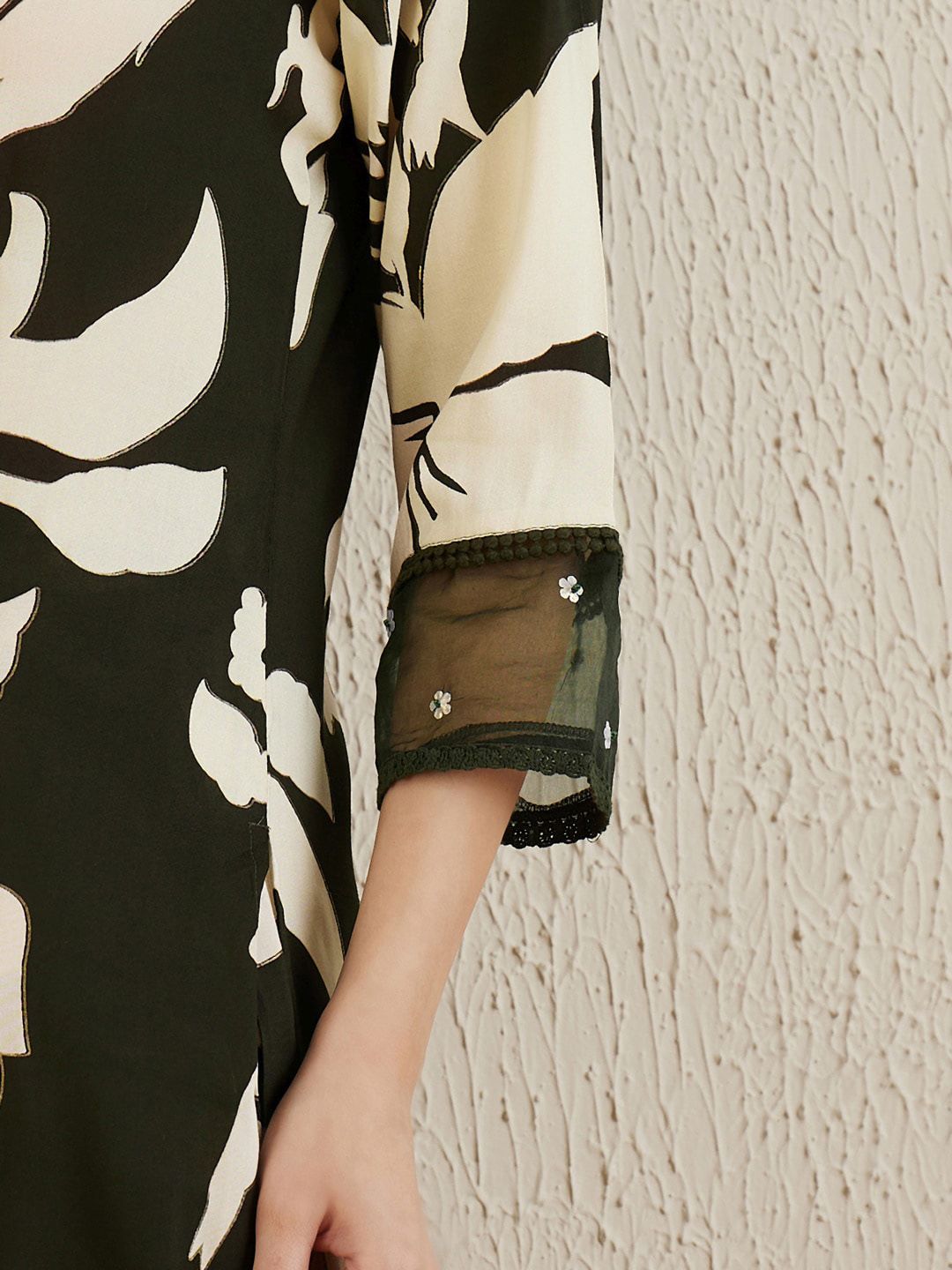 Floral Printed Sequinned Shirt Collar Straight Kurta with Trousers