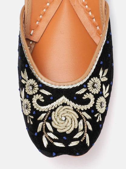 Dhiyona HOP Women Floral Embroidered Mojaris