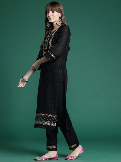 Floral Embroidered Thread Work Linen Kurta With Trousers & Dupatta