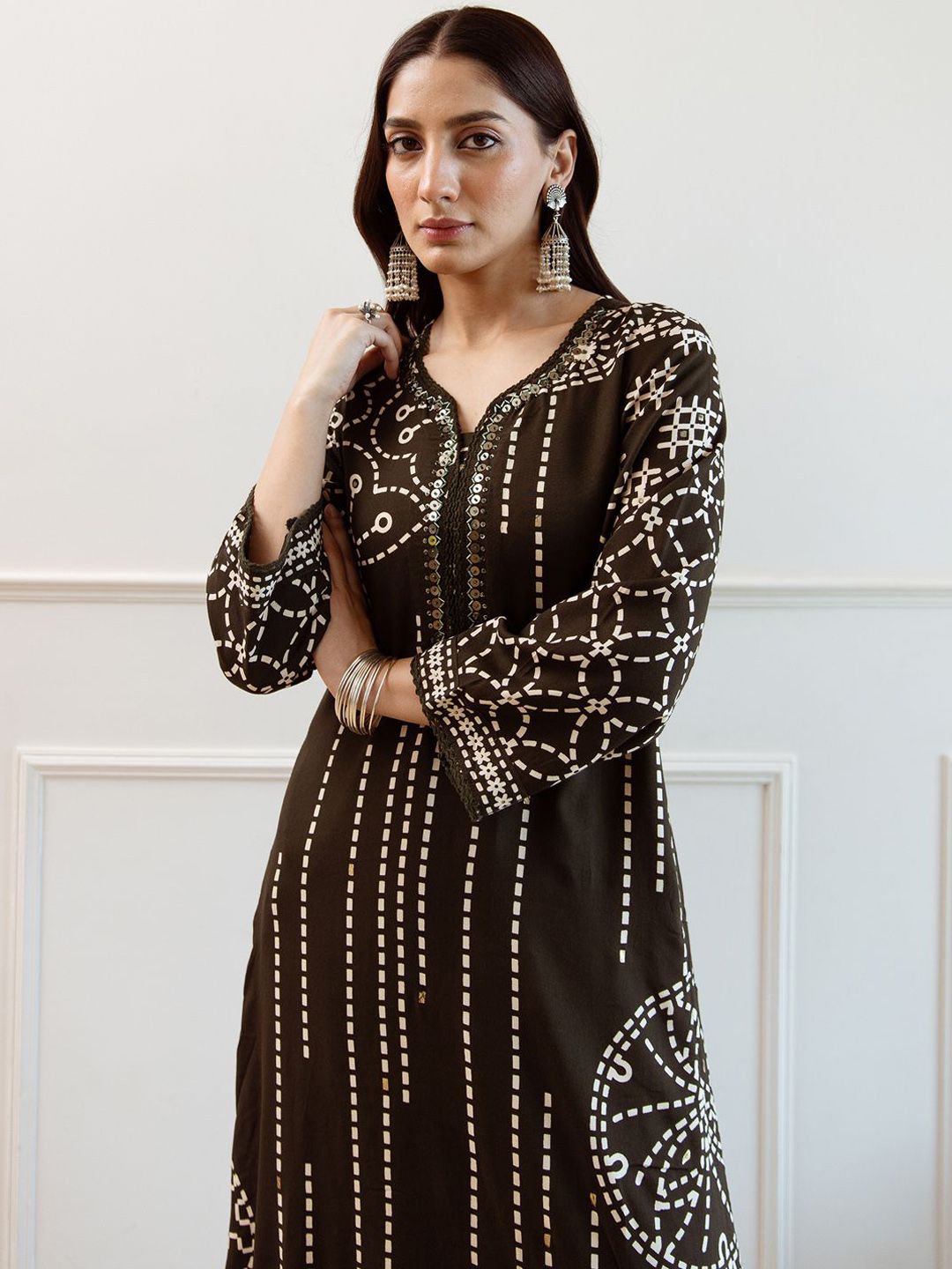 Dhiyona IE Women Printed Regular Beads and Stones Kurta with Trousers