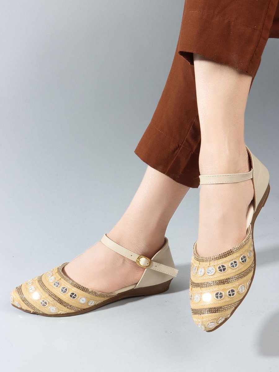 Dhiyona AK Women Embellished Ethnic Mojaris