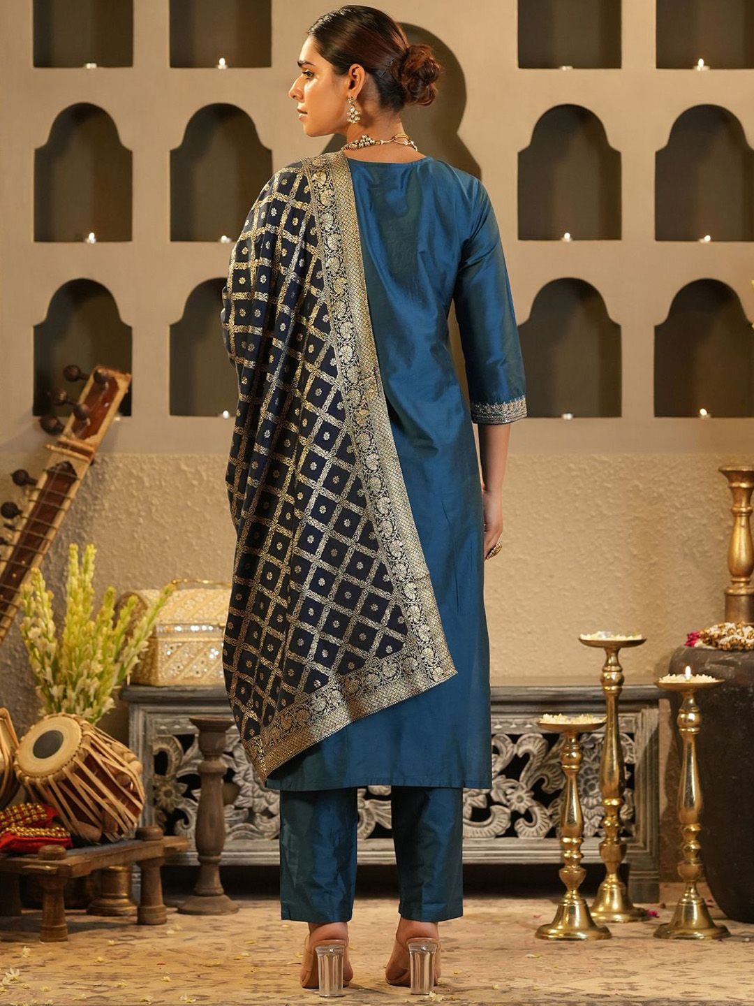 Paisley Yoke Design Sweetheart Neck Zari Straight Kurta & Trousers With Dupatta