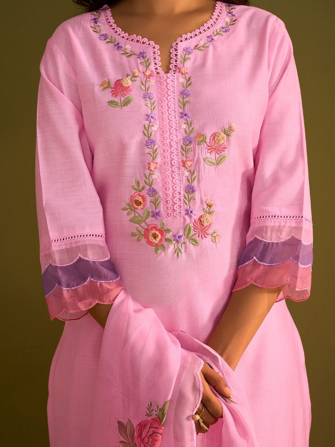 Women Floral Embroidered Regular Thread Work Kurta with Trousers & With Dupatta