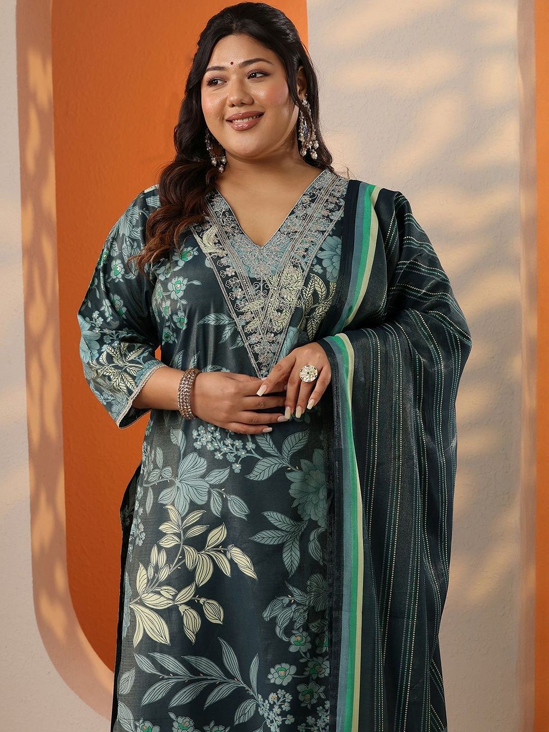 Dhiyona Women's Plus Size Floral Printed V-Neck Straight Kurta With Trousers & Dupatta