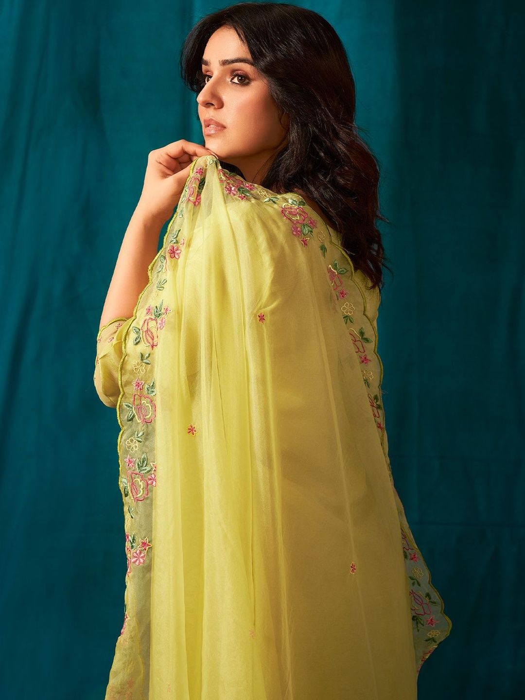 Women Floral Embroidered Kurta With Trousers & Dupatta Kurta Sets