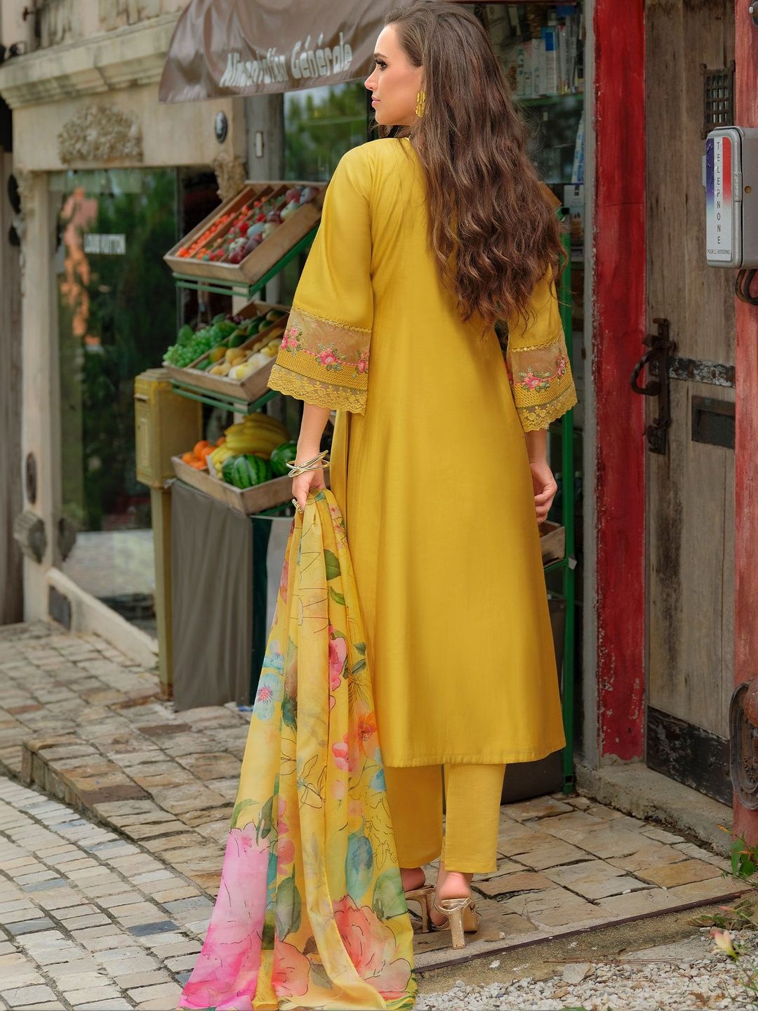 Women Floral Embroidered Regular Thread Work Kurta with Trousers & With Dupatta