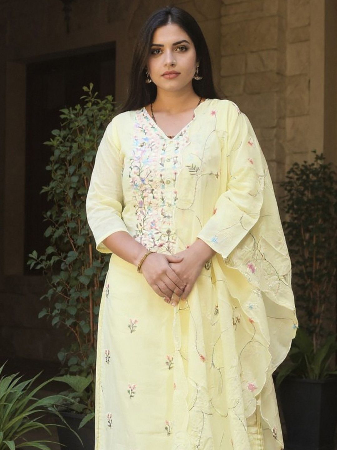 Women Floral Embroidered Thread Work Pure Cotton Kurta with Trousers & Dupatta