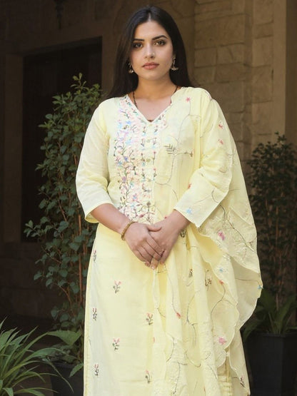 Women Floral Embroidered Thread Work Pure Cotton Kurta with Trousers & Dupatta