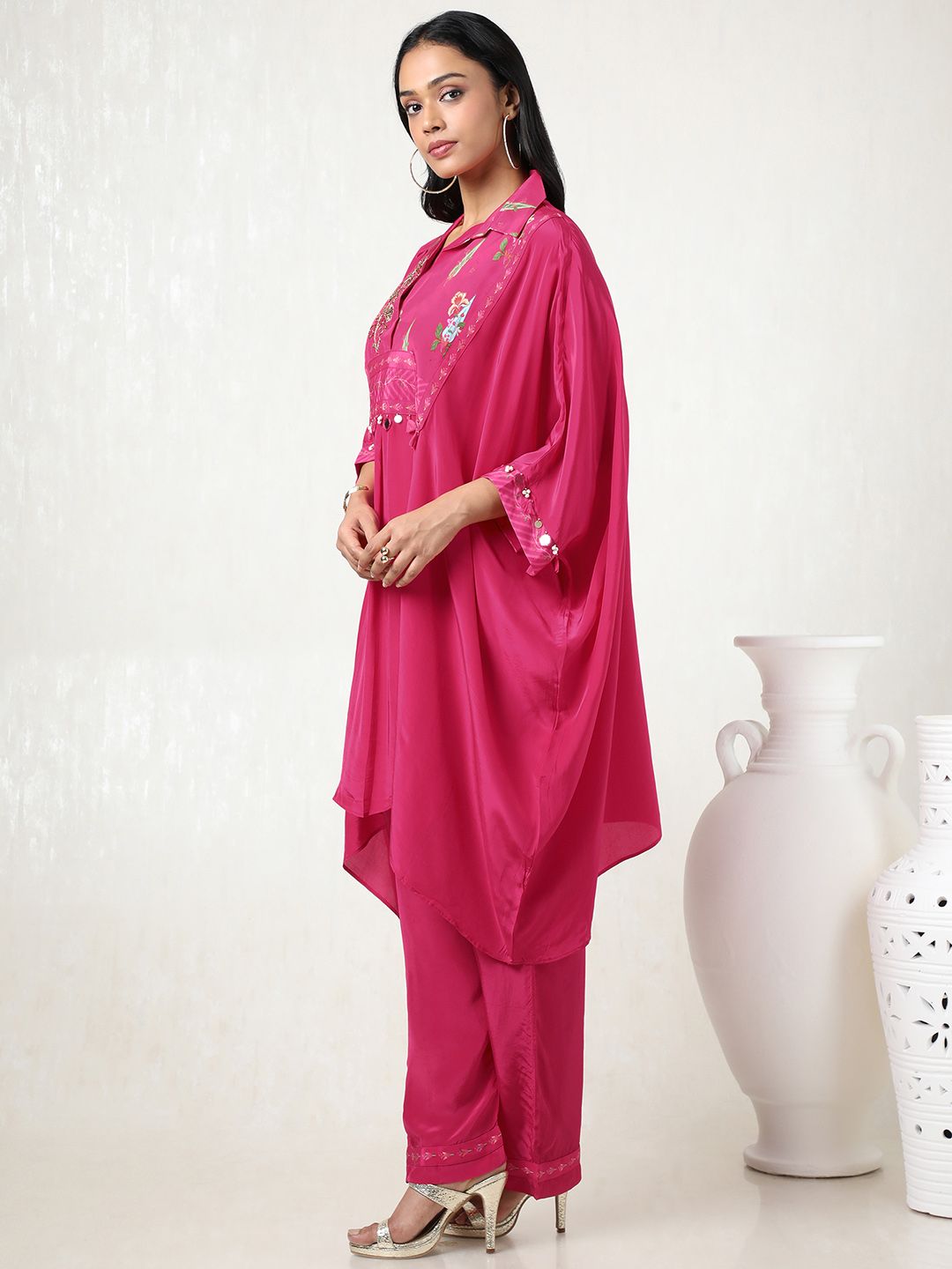 Dhiyona SO Women's Women Floral Printed Regular Beads and Stones Silk Crepe Kurta with Trousers