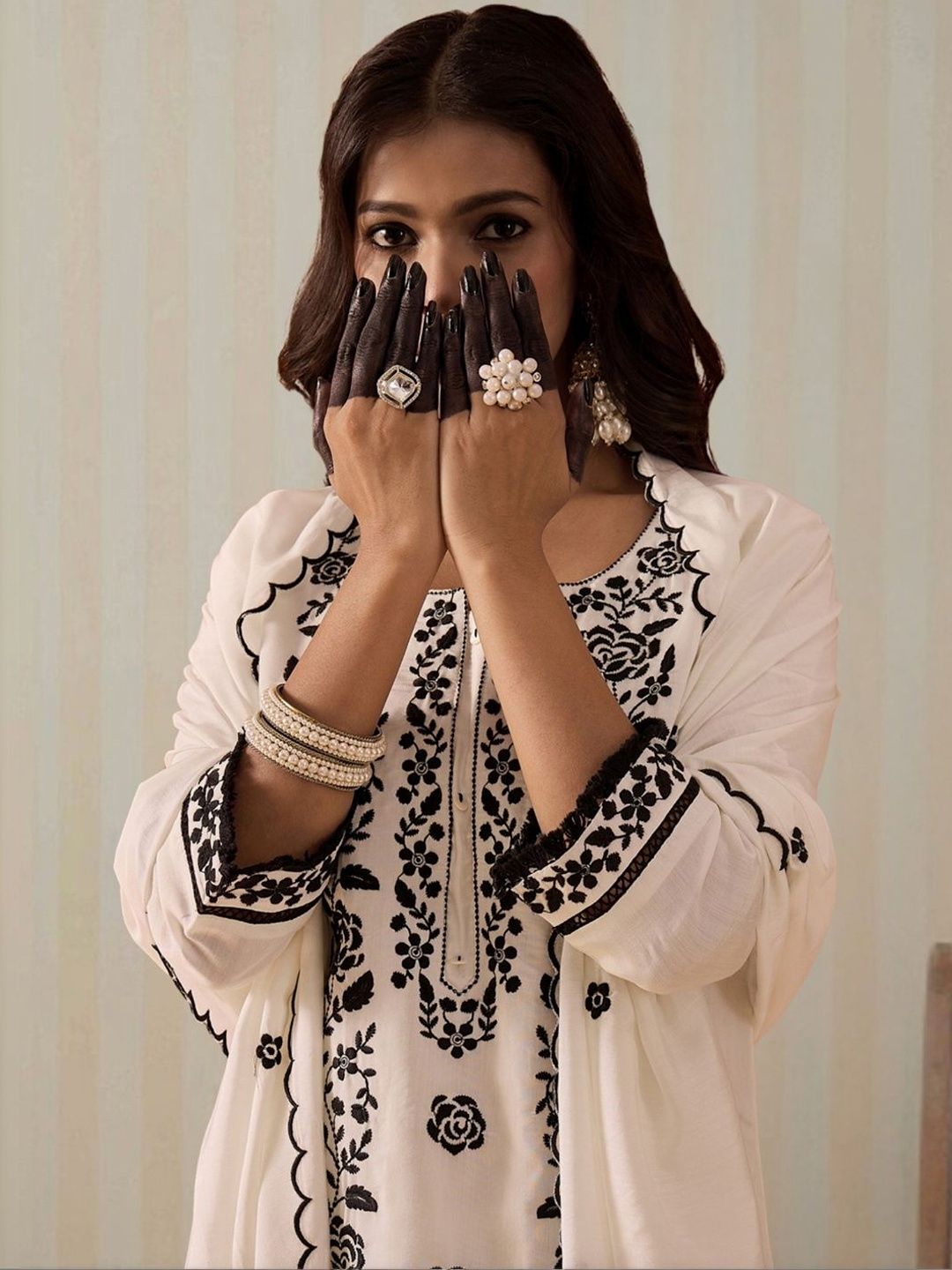 Women Floral Embroidered Regular Thread Work Kurta with Trousers & With Dupatta