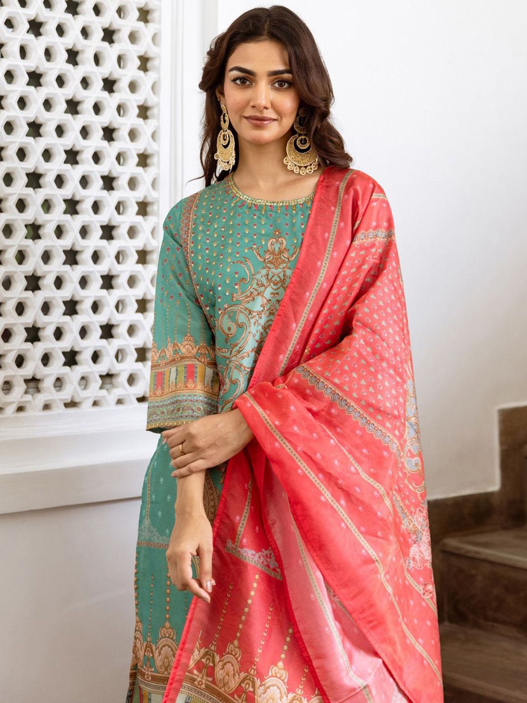 Women Floral Printed Regular Beads and Stones Kurta with Trousers & With Dupatta