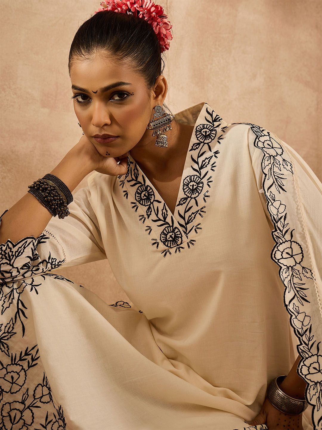 Dhiyona IE Women Floral Embroidered Regular Thread Work Pure Cotton Kurta with Trousers & With Dupatta