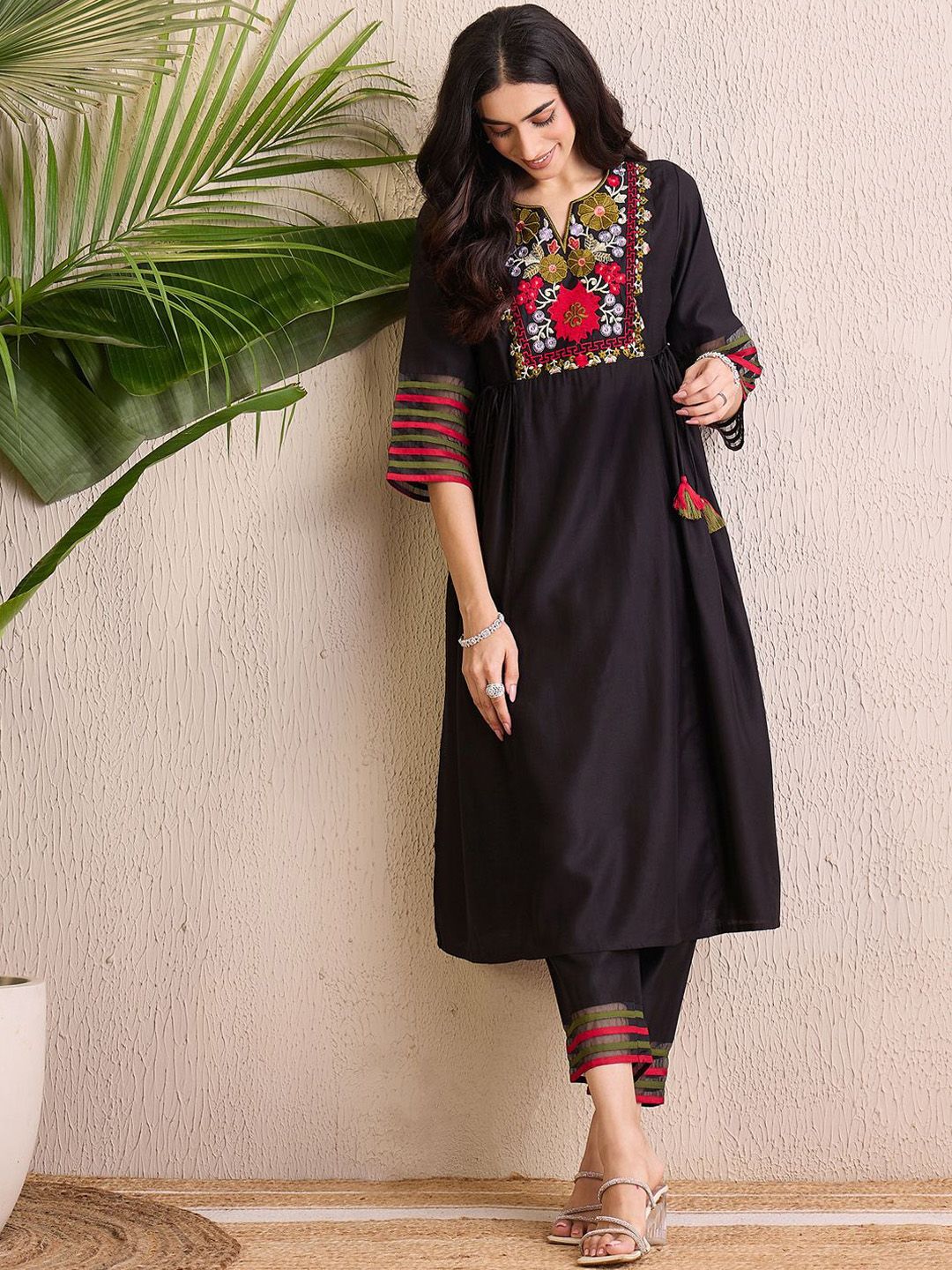 Dhiyona IE Women Yoke Design Empire Thread Work Liva Kurta with Trousers