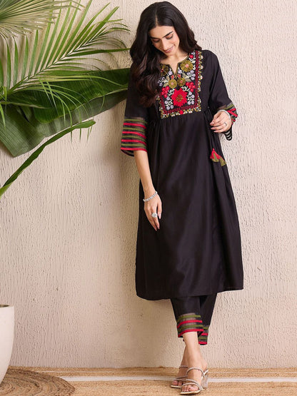 Dhiyona IE Women Yoke Design Empire Thread Work Liva Kurta with Trousers
