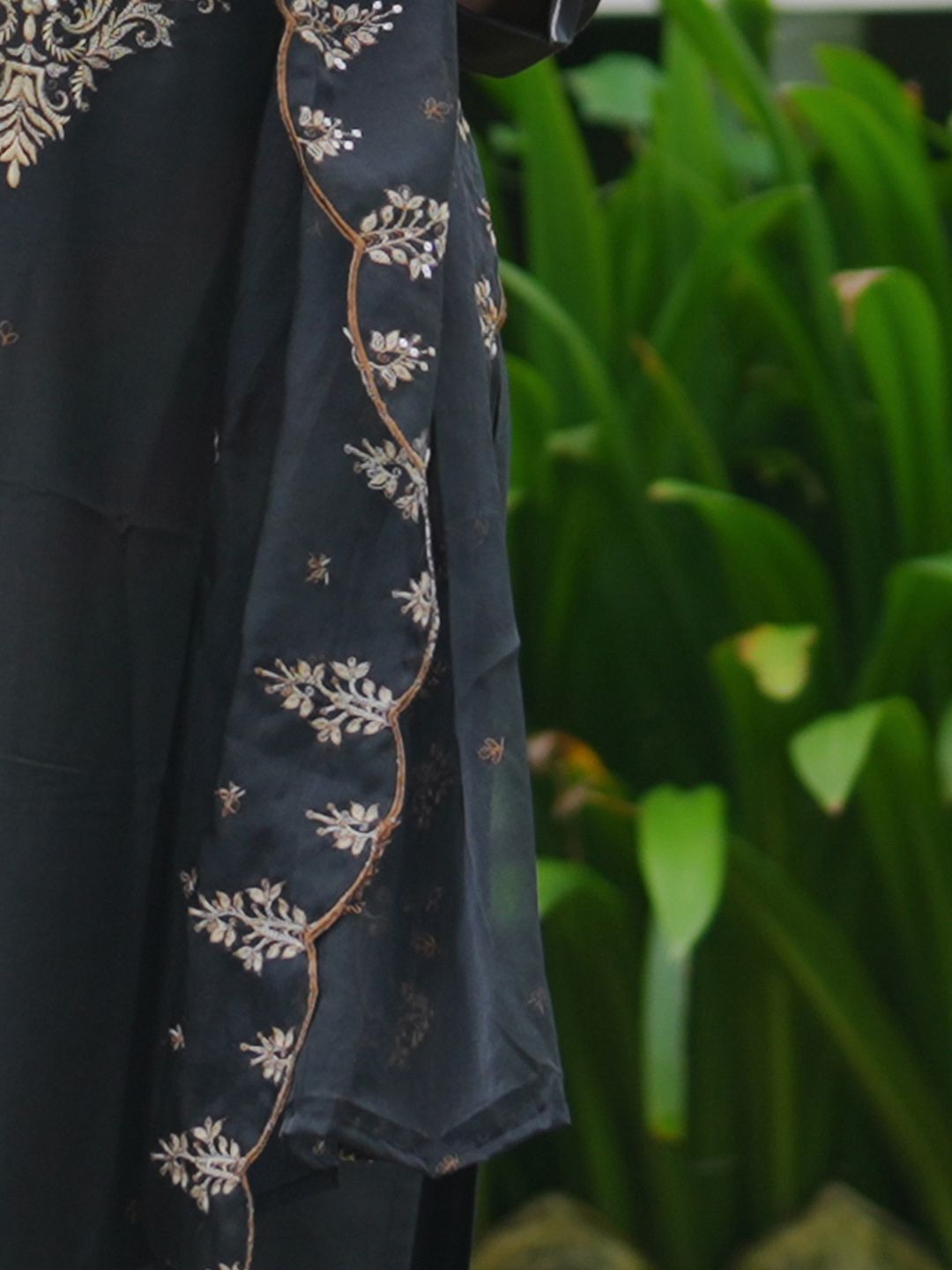 Floral Embroidered Thread Work Liva Kurta with Trousers & Dupatta