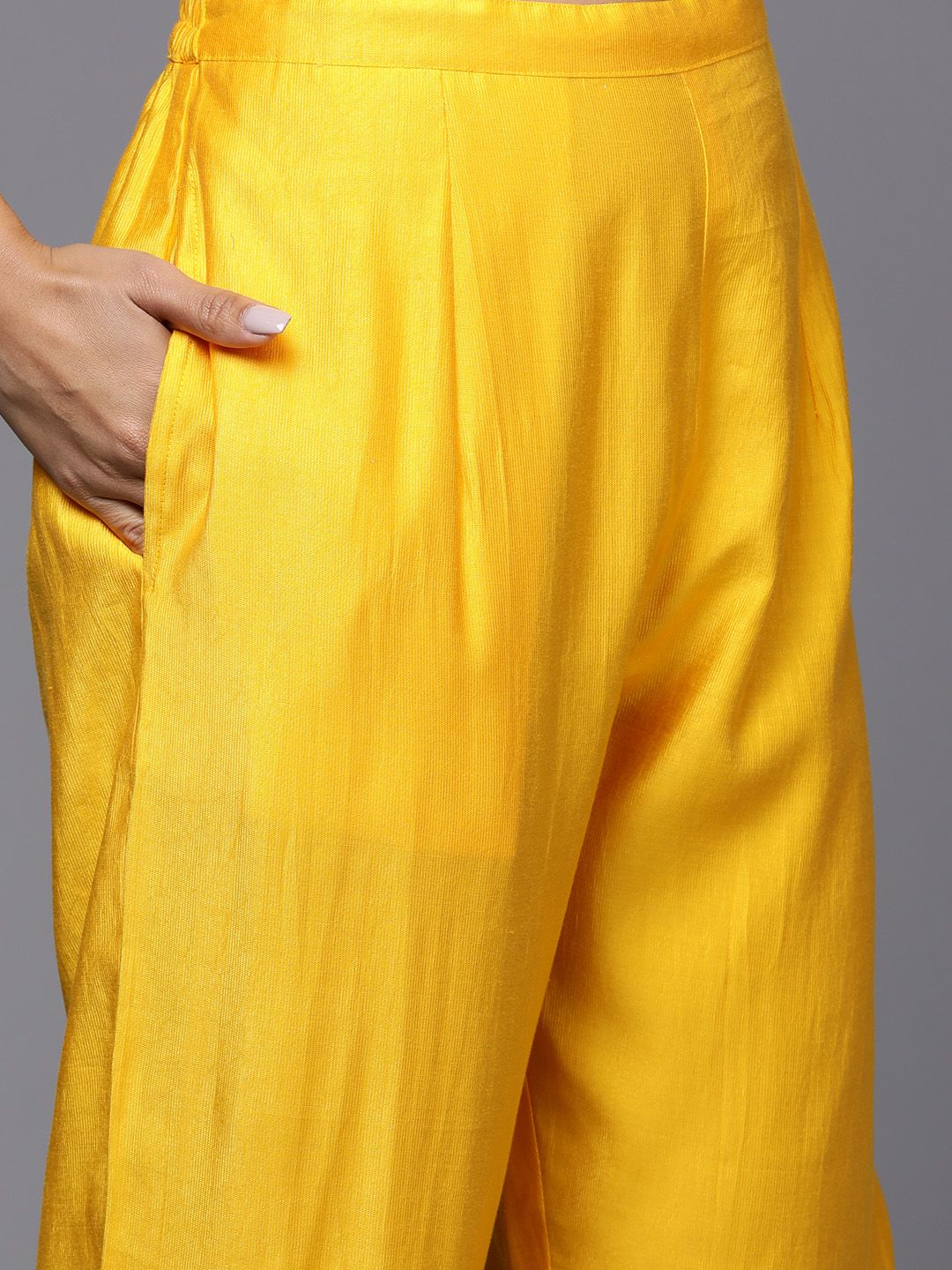 Women Floral Embroidered Thread Work Liva Kurta with Trousers & With Dupatta