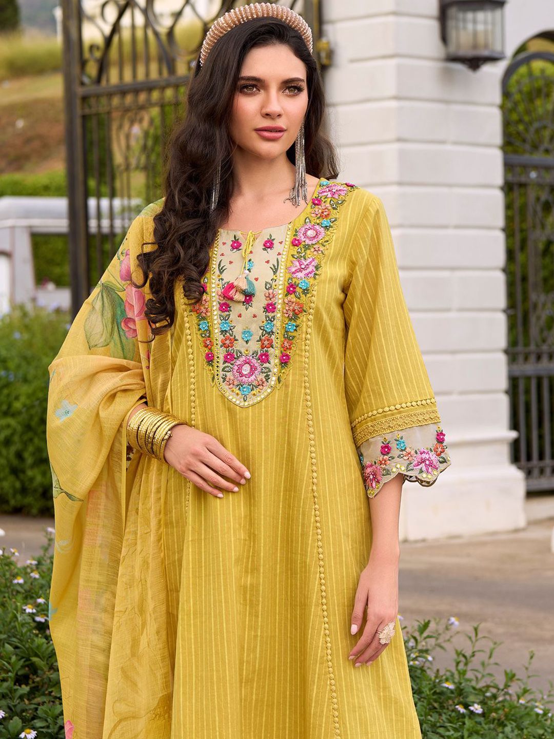 Women Floral Embroidered Regular Thread Work Pure Cotton Kurta Sets