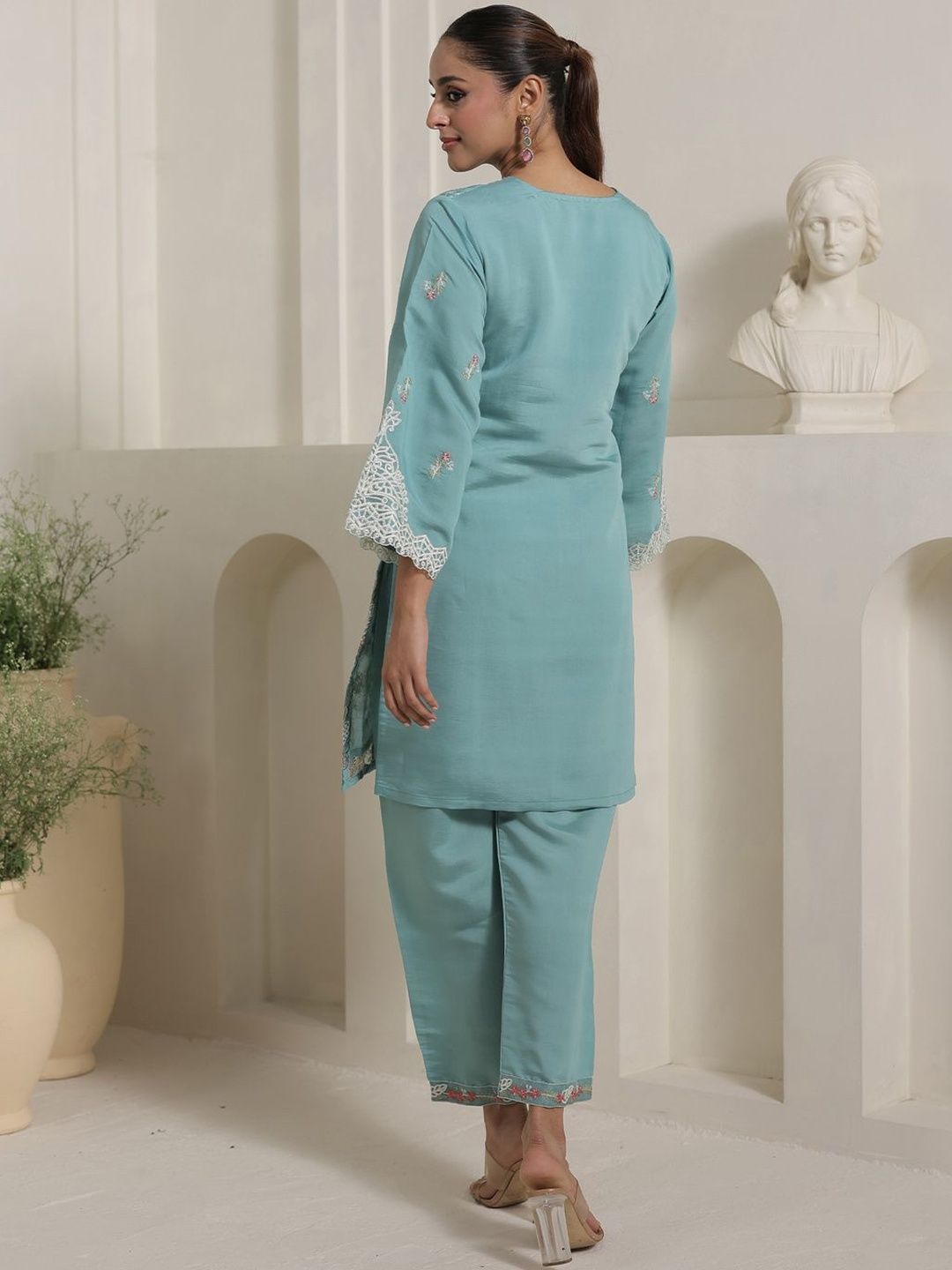 Women Floral Embroidered Kurta with Trousers