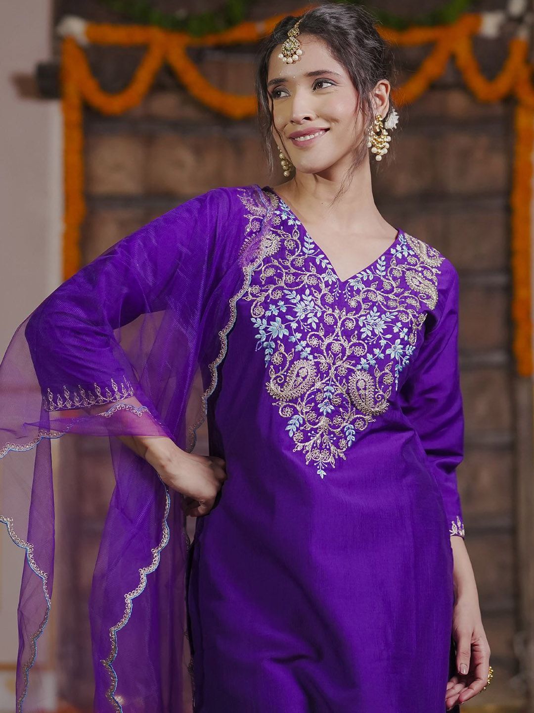 Dhiyona IE Women Floral Embroidered Regular Thread Work Kurta with Trousers & With Dupatta