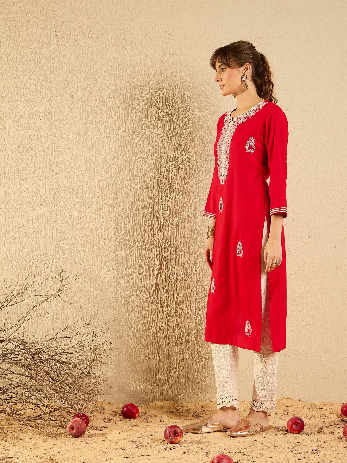 Dhiyona IE Floral Embroidered Sweetheart Neck Machine Weave Straight Kurta