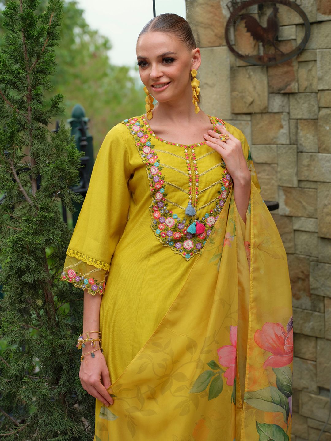 Dhiyona IE Women Floral Embroidered Beads and Stones Liva Kurta with Trousers & With Dupatta