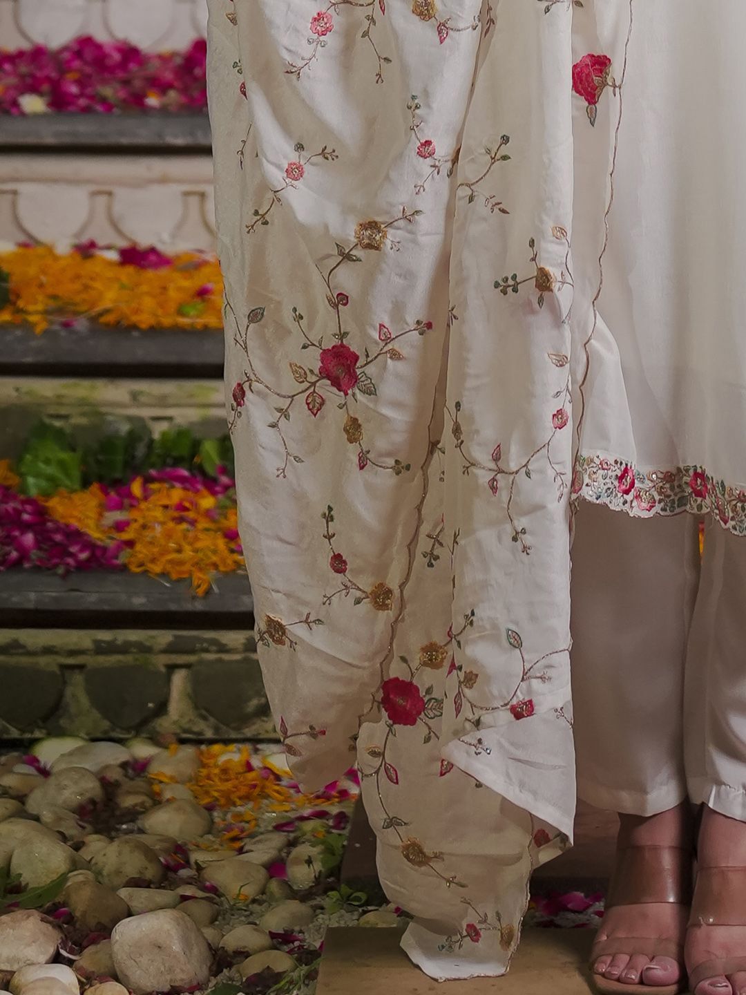 Women Floral Embroidered Regular Thread Work Kurta with Trousers & With Dupatta