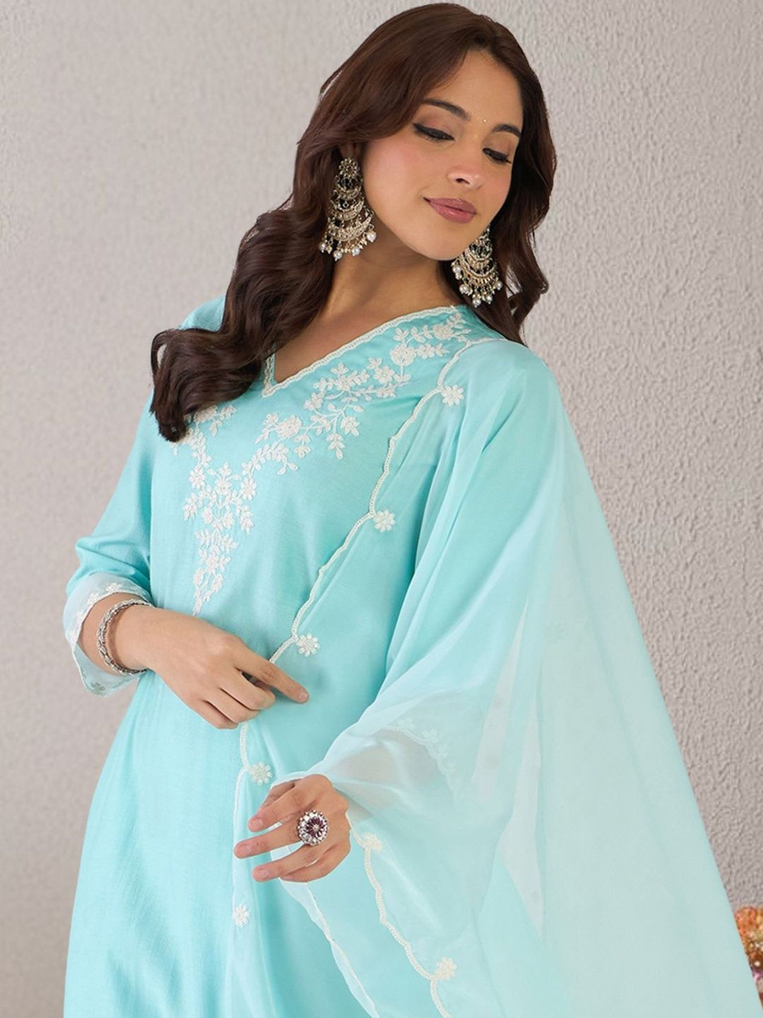 Women Floral Embroidered Regular Thread Work Liva Kurta with Trousers & With Dupatta