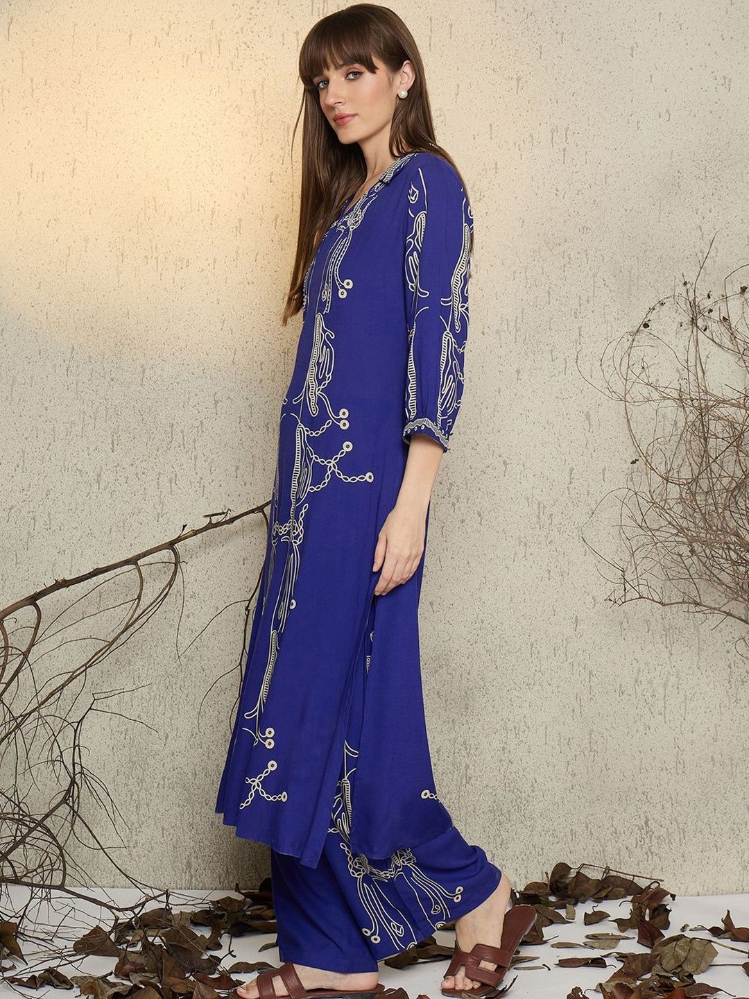 Women Ethnic Motifs Embroidered Regular Thread Work Kurta with Trousers