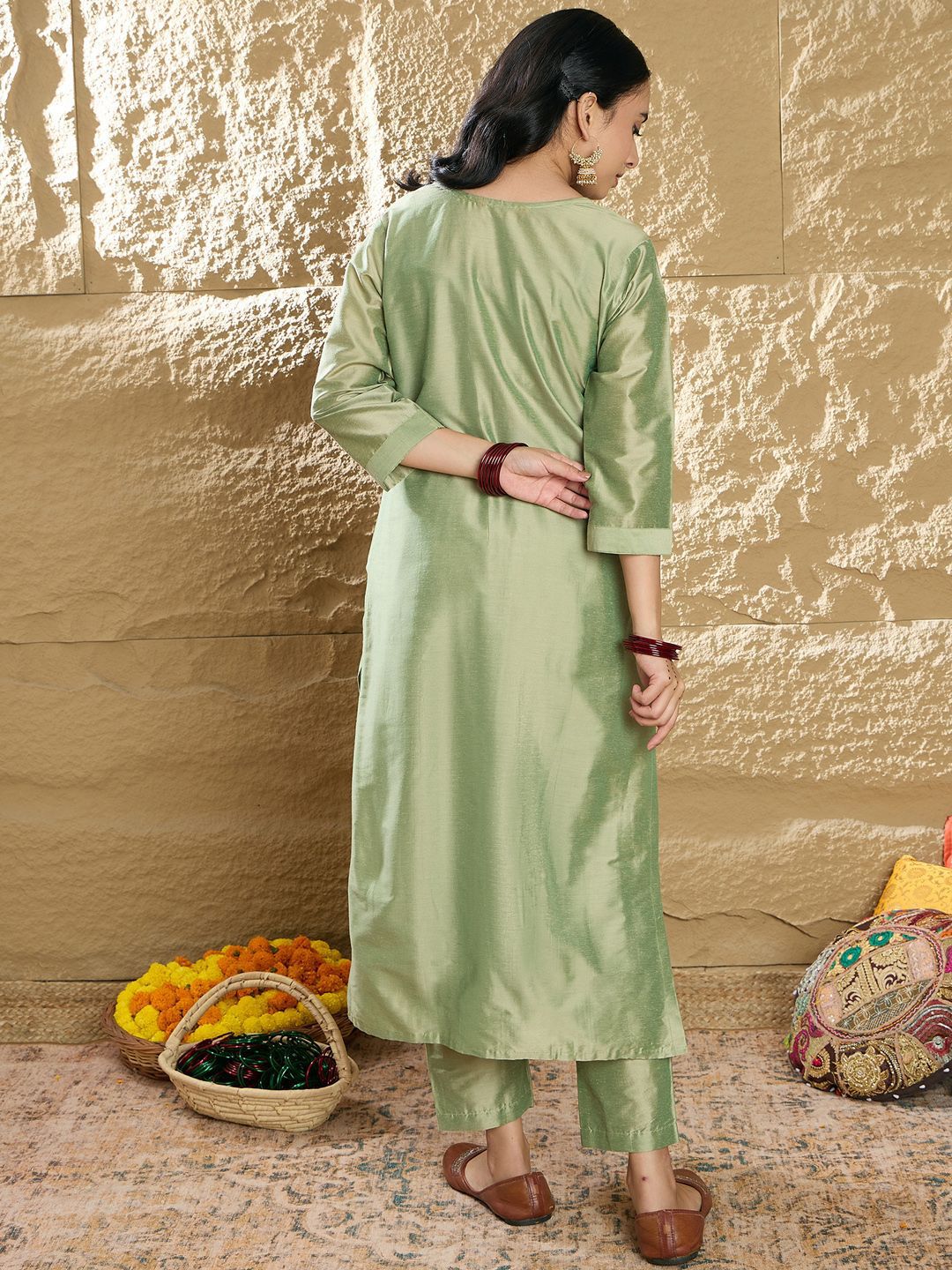 Dhiyona IE Women Floral Embroidered Regular Thread Work Kurta with Trousers