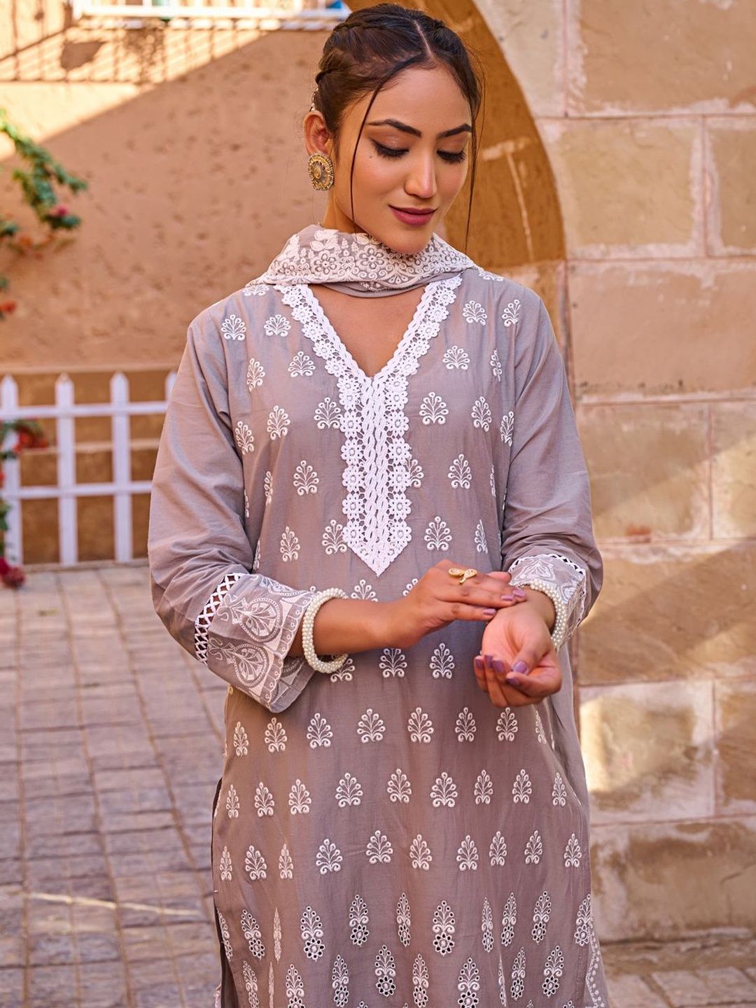 Women Ethnic Motifs Embroidered Regular Thread Work Pure Cotton Kurta with Trousers & With Dupatta