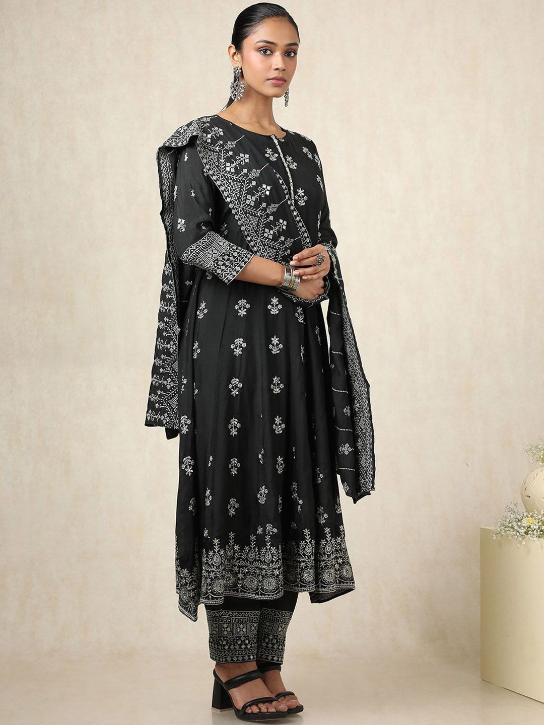 Dhiyona SO Women's Floral Embroidered Thread Work Pure Cotton A-Line Kurta With Trousers And Dupatta