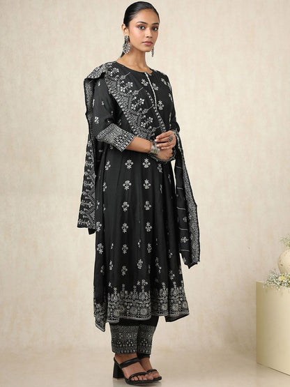 Dhiyona SO Women's Floral Embroidered Thread Work Pure Cotton A-Line Kurta With Trousers And Dupatta