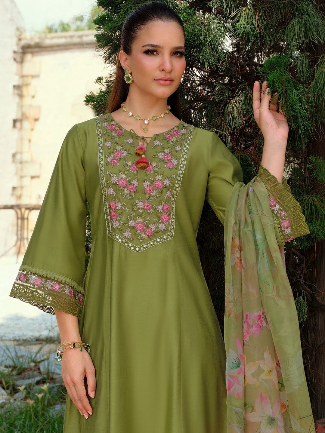 Women Floral Embroidered Regular Thread Work Liva Kurta with Trousers & With Dupatta