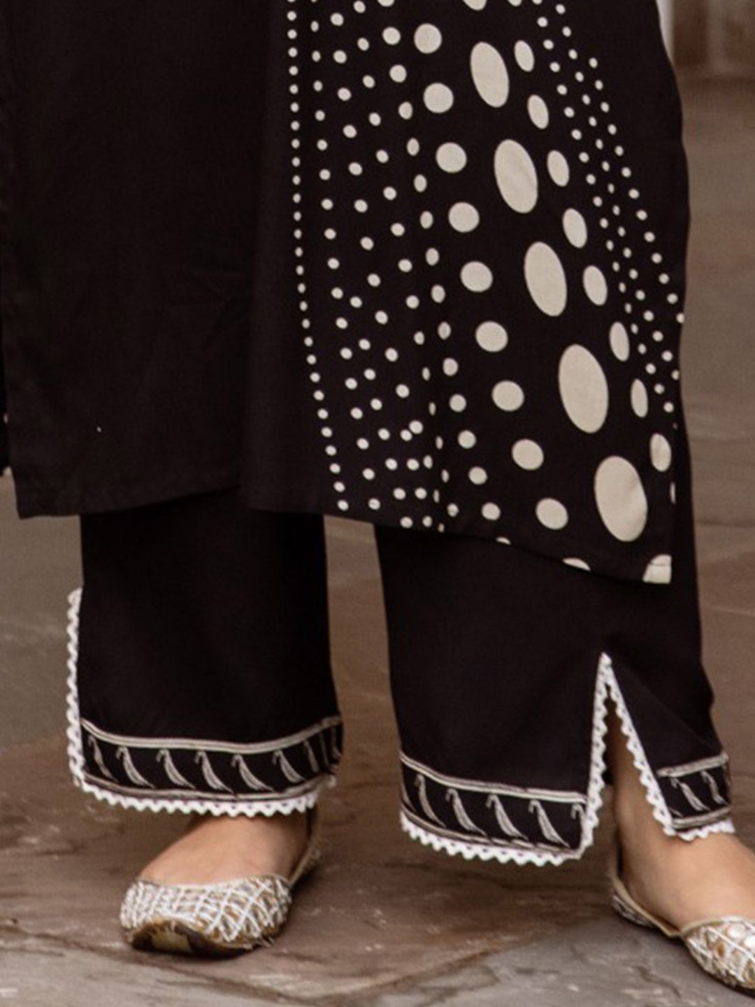 Floral Printed Mandarin Collar Straight Kurta With Trousers