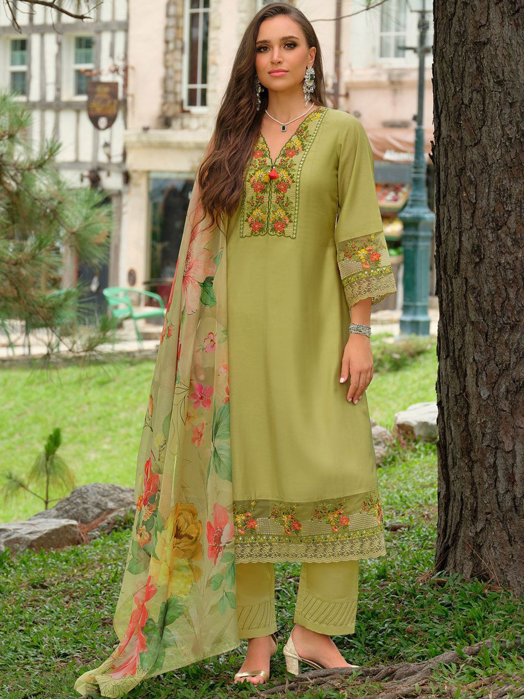 Women Floral Embroidered Regular Thread Work Kurta Trousers With Dupatta