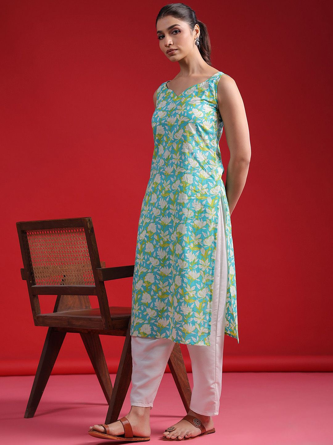 Dhiyona IE Floral Printed Sweetheart Neck Sleeveless Cotton Straight Kurtas