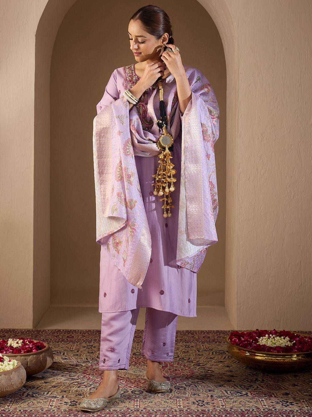 Women Floral Embroidered Regular Thread Work Kurta with Trousers & With Dupatta