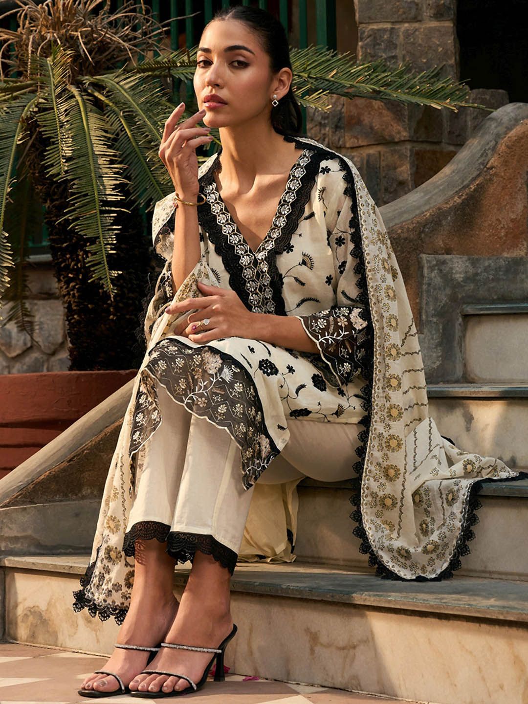 Floral Embroidered Regular Thread Work Pure Cotton Kurta with Trousers & Dupatta